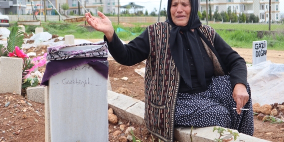 Mezarlıkları Ziyaret Eden Depremzedeler Kürtçe Ağıt Yaktı