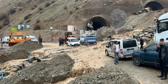 Hakkari’de sel: Yollar kapandı, elektrik direkleri devrildi