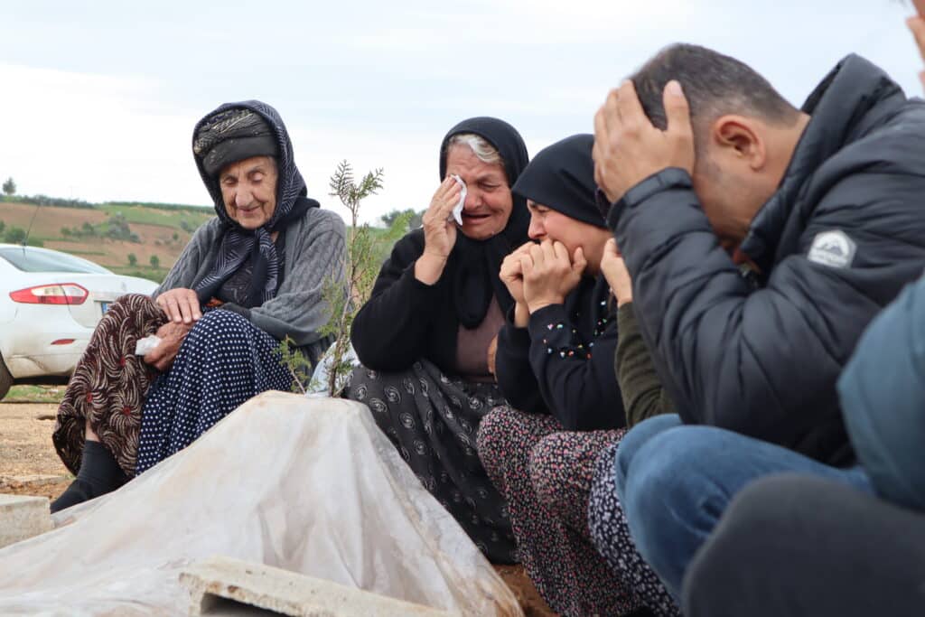 Mezarlıkları Ziyaret Eden Depremzedeler Kürtçe Ağıt Yaktı - IMG 9593 10
