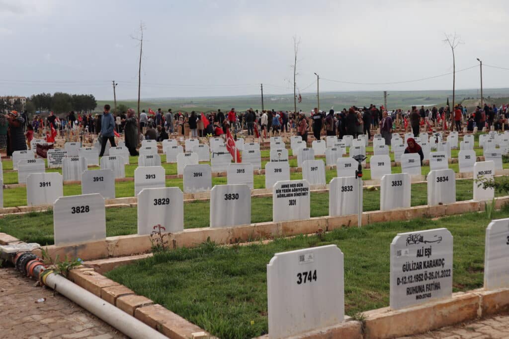 Mezarlıkları Ziyaret Eden Depremzedeler Kürtçe Ağıt Yaktı - IMG 9648 3