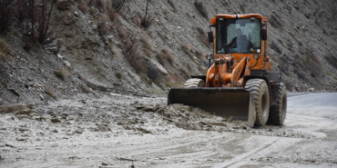 Heyelan ve toprak kaymalarından kapanan Hakkari-Van kara yolu açıldı