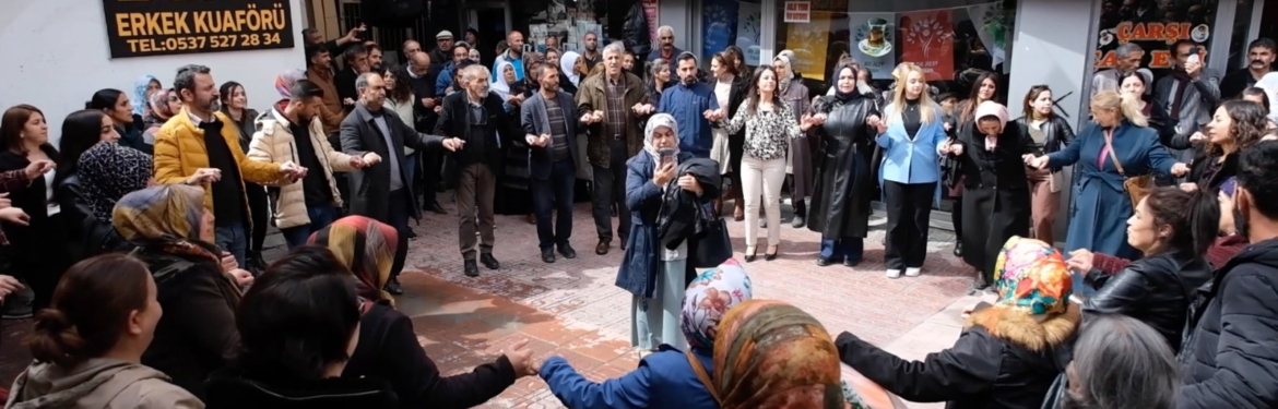 Van’da ilk seçim bürosu halaylarla açıldı