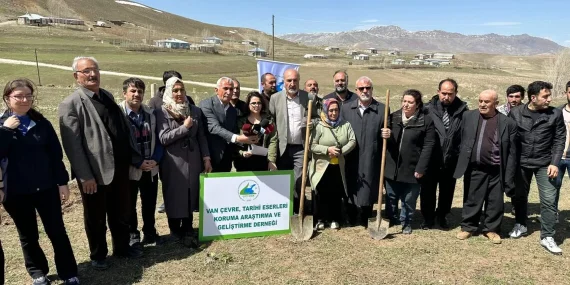 Ji bo bîranîna qurbaniyên erdhejê li Wanê dar hatin çandin