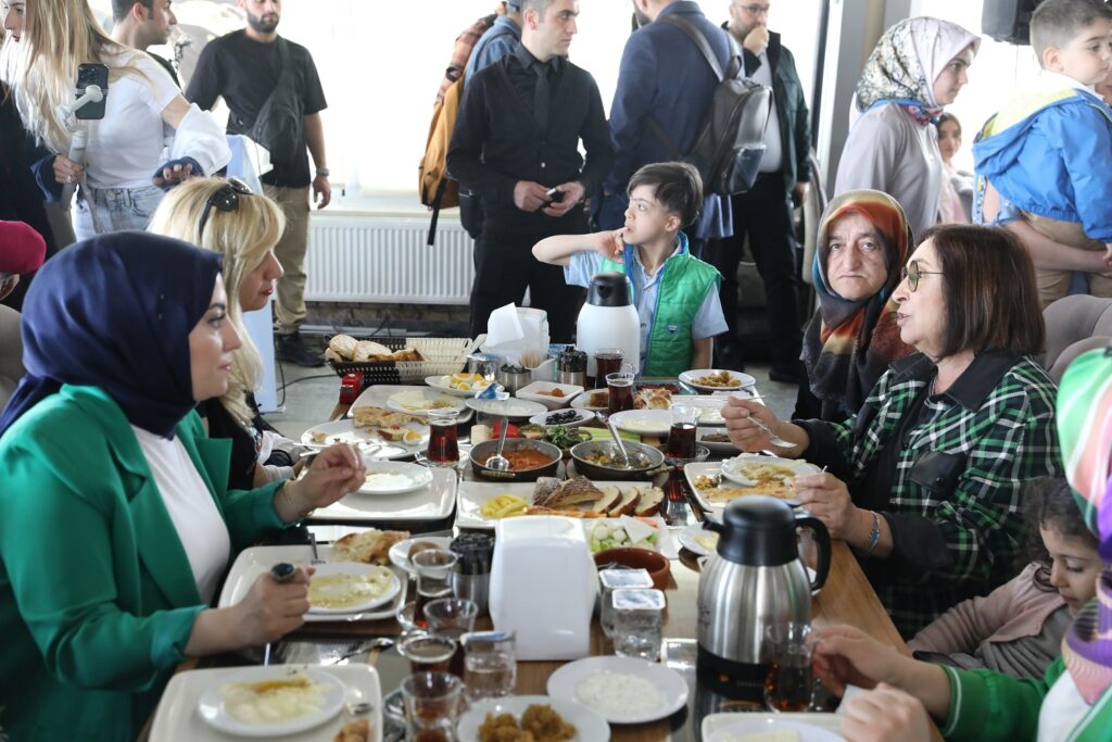 Selvi Kılıçdaroğlu Vanlı kadınlarla buluştu - chp kilicdaroglu esi kahvalti etkinligi 1