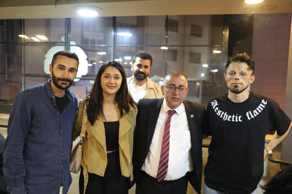 CHP'li Belediye Başkanı Gül Van’da gençlerle bir araya geldi - chp ziyaret genclik 5