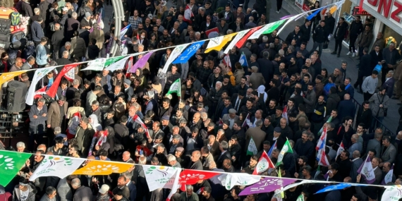 Van’da miting havasında seçim bürosu açılışı