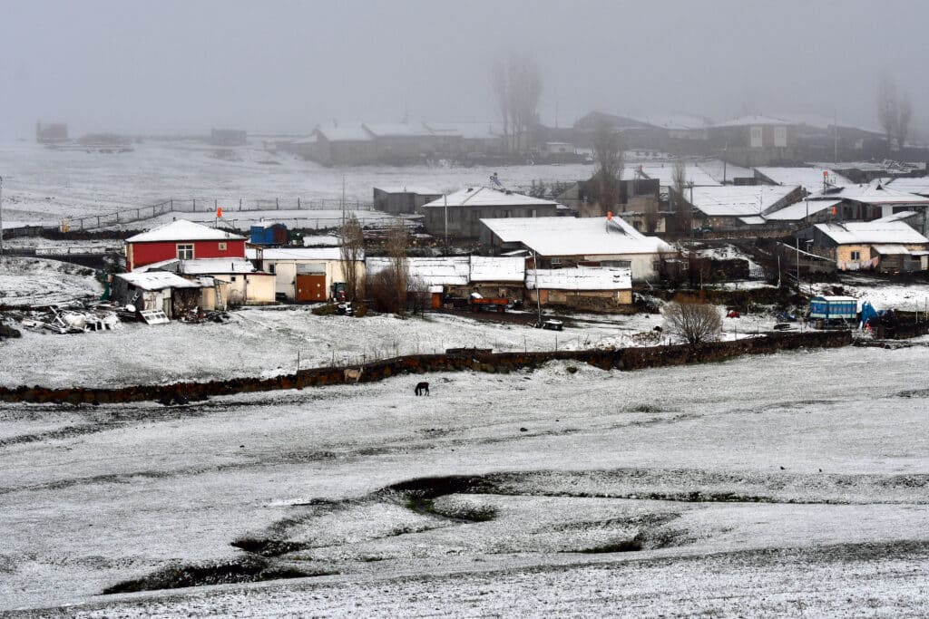 Kars ve Ardahan’da kar yağışı - AA 20230503 31027918 31027913 KARSTA KAR YAGISI ETKILI OLUYOR