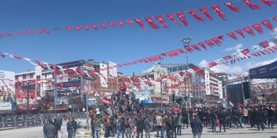 Van’da onbinler miting alanına akın ediyor