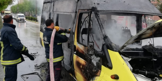 Van’da seyir halindeki yolcu minibüsü yandı