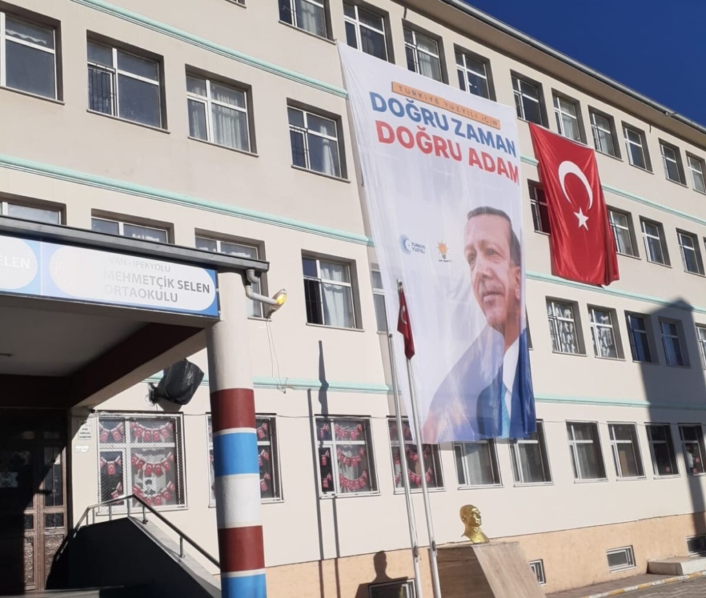 Van’da eğitim yuvasına Erdoğan posteri asıldı - erdogan okul poster e1683269838789
