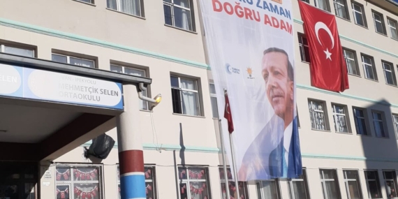 Van’da eğitim yuvasına Erdoğan posteri asıldı