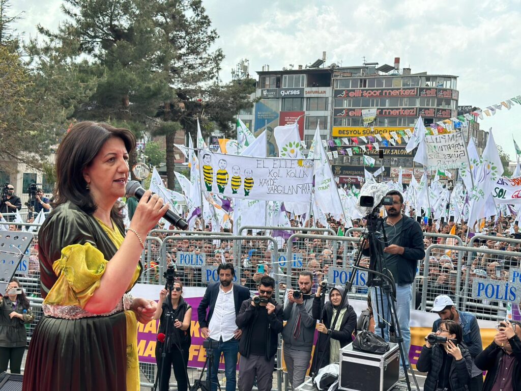 Buldan Van’dan seslendi: Yarın Erdoğan'a 'veda' edeceğiz - van mitingi konusmalar 3