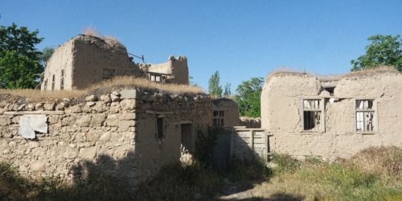 Yaşamını yok olmaya yüz tutmuş tarihi evleri korumaya adadı