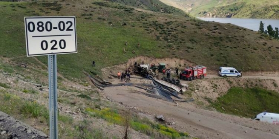 Kars’ta demir yüklü tır devrildi: 2 kişi hayatını kaybetti