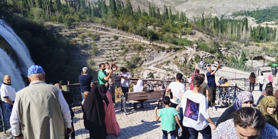 Erzurum’da bulunan depremzedeler Tortum Şelalesi’ni gezdi