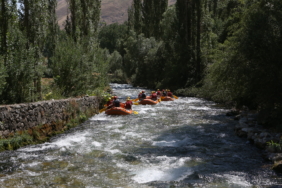 Doğaseverler Müküs Çayı'nın serin suyunda rafting yaptı