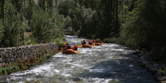 Doğaseverler Müküs Çayı’nda rafting yaptı