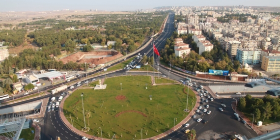 Di navbera malbatan de pevçûn: Birîndar hene  