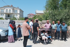 Van’da mülk sahibi yolu kapattı Onlarca aile mahalle içinde mahsur!