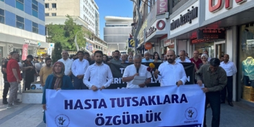 Van’da yapılmak istenen basın açıklaması metninde “Sayın Öcalan” ibaresi geçtiği için, açıklama uzun süre yaşanan müzakerelerden sonra gerçekleştirilebildi.