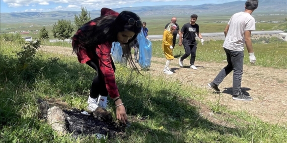 Ardahan’da 40 gönüllü ormanda çöp topladı