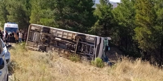 Tarım işçilerini taşıyan araç şarampole devrildi: Çok sayıda yaralı var