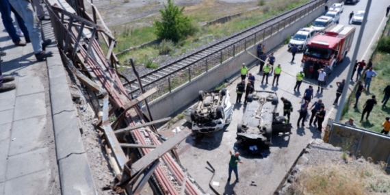 İki araç köprüden aşağı uçtu: 1’i çocuk 3 yaralı