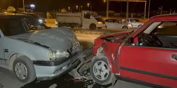 İki otomobil kafa kafaya çarpıştı: 1’i bebek 5 yaralı