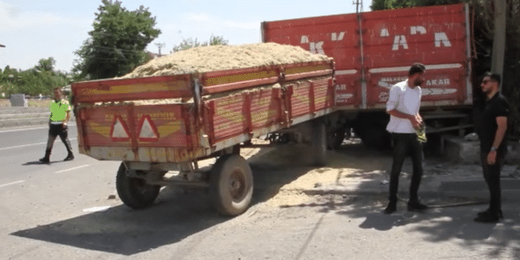 Muş’ta traktör kaldırımda bekleyen aileye çarptı: 1 ölü, 2 yaralı