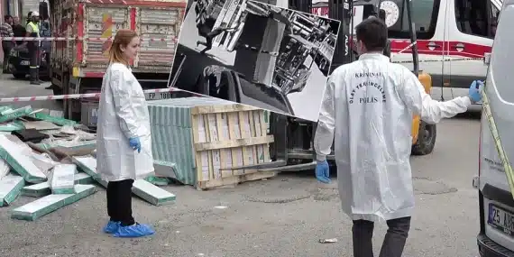 Erzurum’da babasının kullandığı forkliftten başına parke düşen çocuk öldü