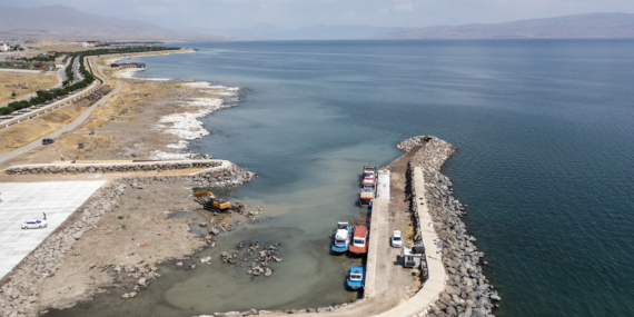 Van Gölü’nde çekilme: Teknelerin bulunduğu barınak derinleştiriliyor