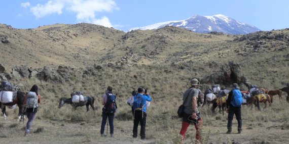 Ağrı Dağı tırmanışı yapan dağcılara köylülerden lojistik destek
