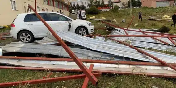 Ardahan’da fırtına çatıları uçurdu, araçlar hasar gördü