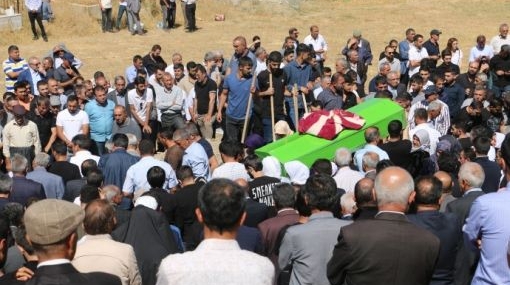 Hakkari’deki kazada yaşamını yitiren Barış Annesi ve oğlu ağıtlarla toprağa verildi