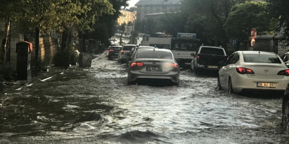 Sağanak ve dolu su baskınlarına neden oldu