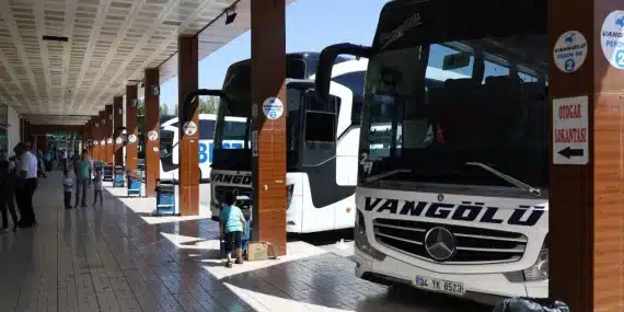 Van’da otobüs fiyatlarında fahiş artış: Yolcu da firma da şikayetçi!