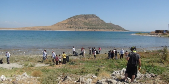 Doğaseverler Van Gölü kıyılarını temizledi