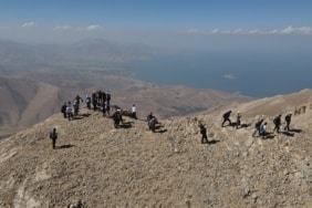 Doğaseverler, Van Gölü konusunda farkındalık oluşturmak için Artos Dağı'na tırmandı