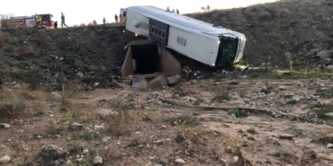 Yolcu otobüsü şarampole devrildi: 3 ölü, 22 yaralı - Kaza