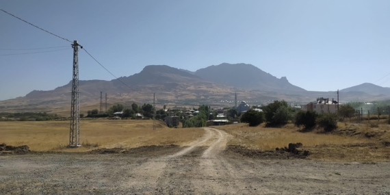 Yolu yapılmayan vatandaşa, belediyeden yanıt: Yatırım yok, elimizde tek loder kepçesi var!