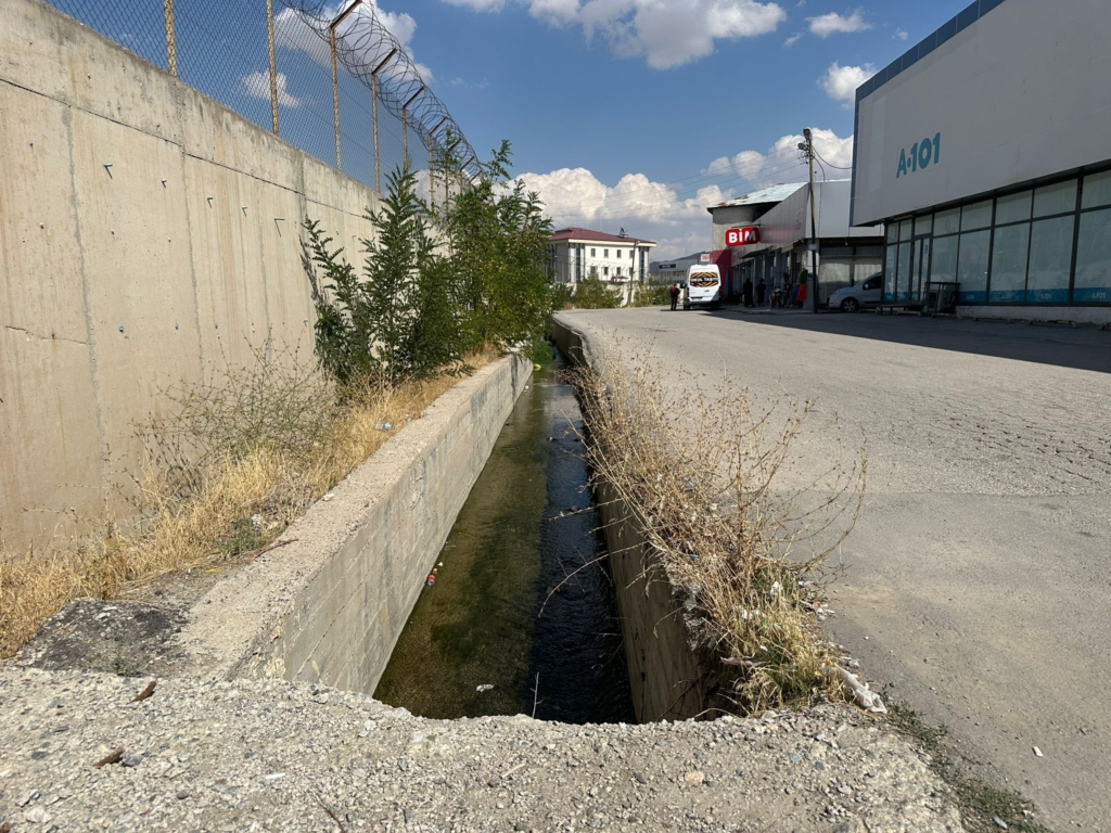 Açık su kanalı tehlike saçıyor: Mahalleli tepkili - su kanali sorunu 2