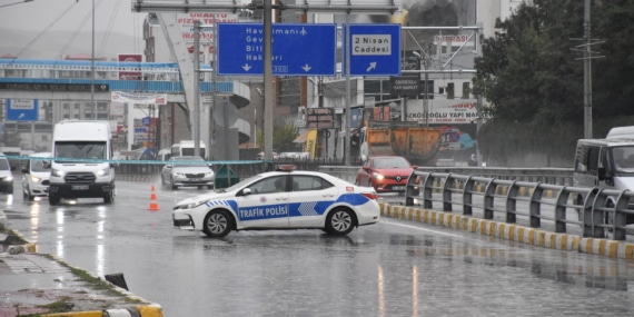 Van’da sağanak yağış: Bazı ev ve iş yerlerini su bastı