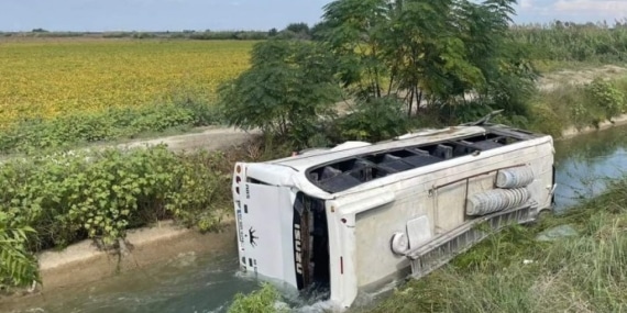 Tarım işçilerini taşıyan minibüs kaza yaptı: 10 işçi yaralandı