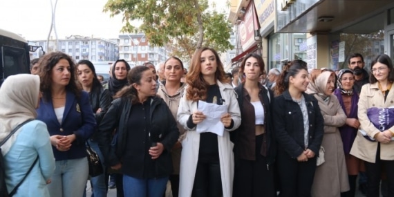 Van’da kadınlar uzman çavuş tacizini protesto etti: Sessiz kalmayacağız