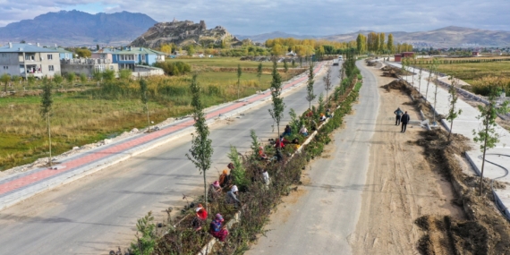 Van’da göl kıyısına yapılan yol çalışmalarında sona gelindi