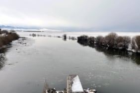 Ardahan'da soğuk hava nedeniyle Kura Nehri'nin yüzeyinde buz tabakası oluştu