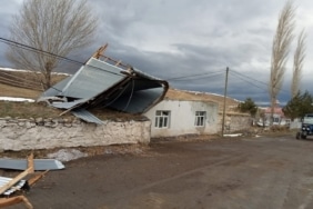 Kars'ta şiddetli rüzgar, 3 köyde evlerin çatılarını uçurdu