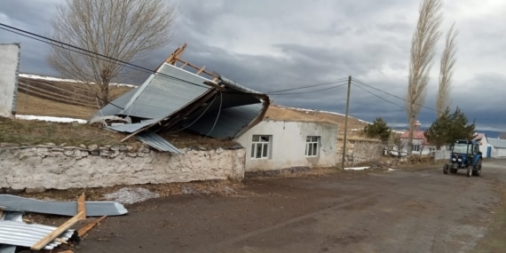 Kars’ta şiddetli rüzgar: 3 köyde evlerin çatıları uçtu