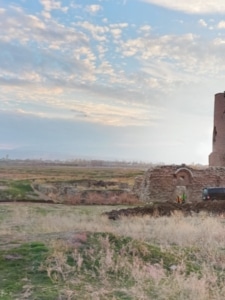 Van’da skandal görüntüler: Kale eteklerindeki tarihi mekana kepçelerle girdiler - F l3h6dWMAAuSMz