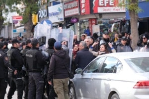 Van’da HEDEP’li vekiller gün boyu ablukaya alındı, yöneticiler gözaltına alındı - Gemlik4